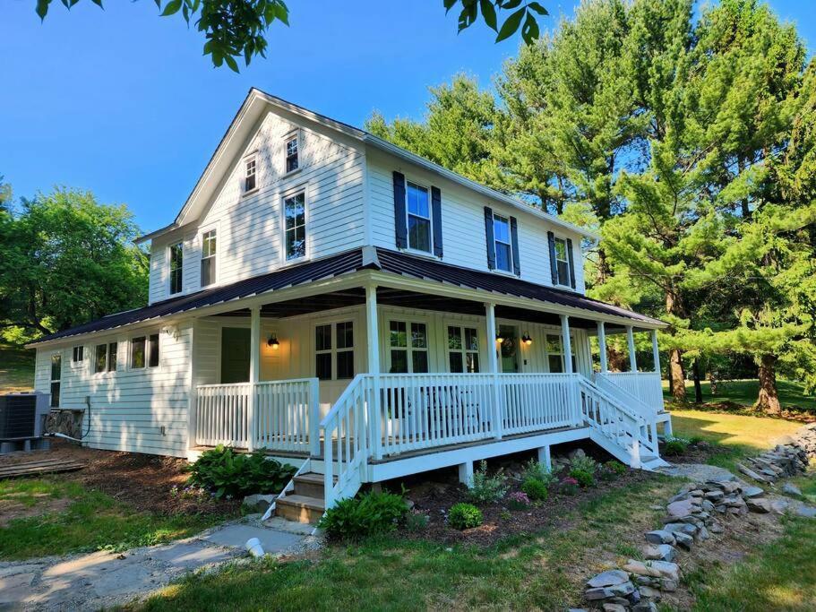Pocono Farmhouse - Fully Renovated 1881 Home Saylorsburg Exterior photo